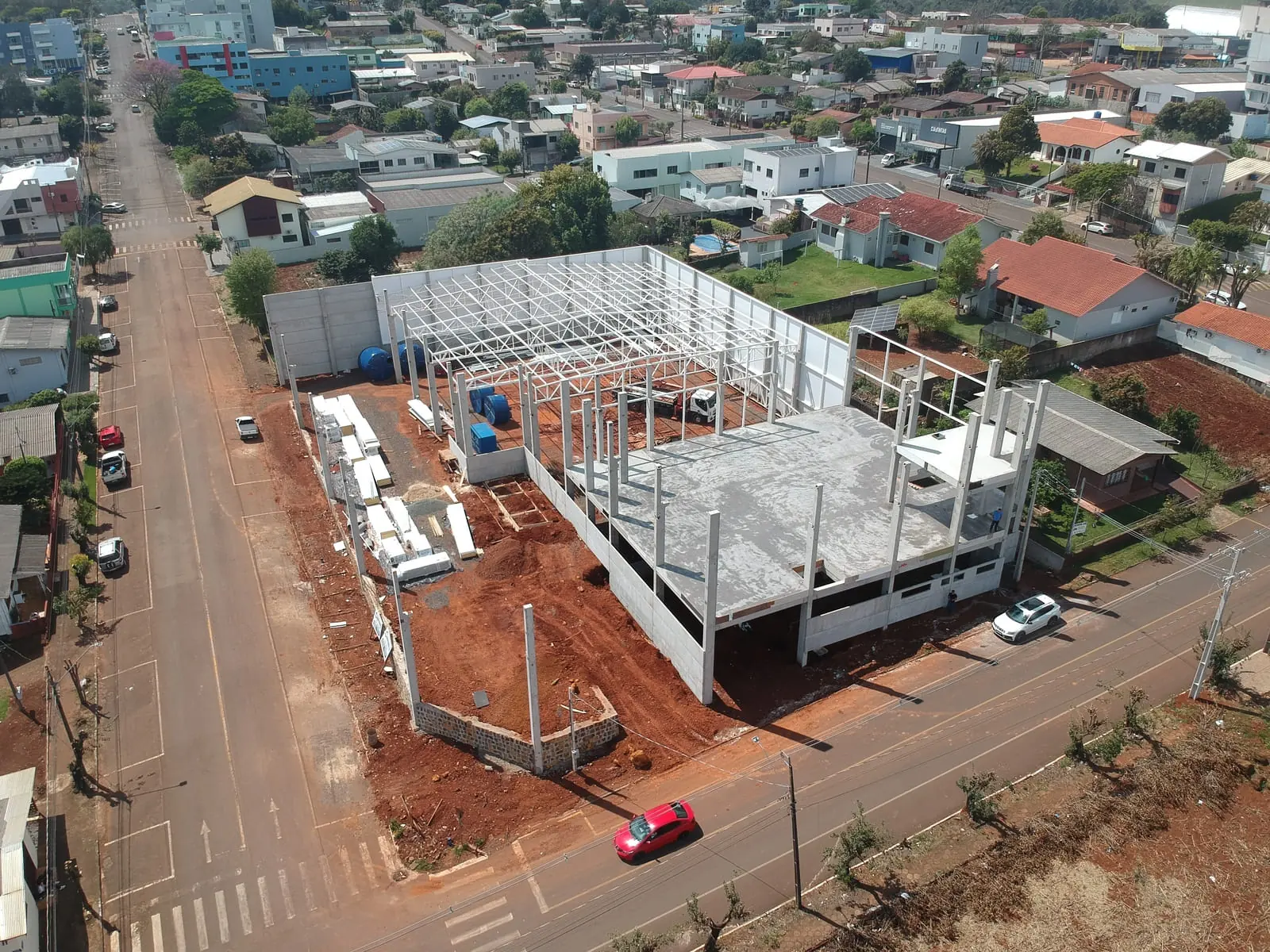 Canteiro de obra da Confianto com fundação executada e material posicionado